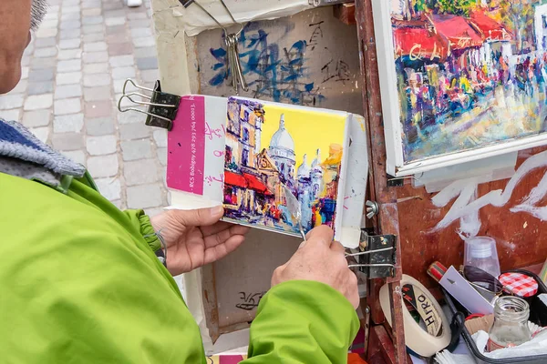 Paris, France - March 15, 2018: A street artist in Montmartre pa — Stock Photo, Image