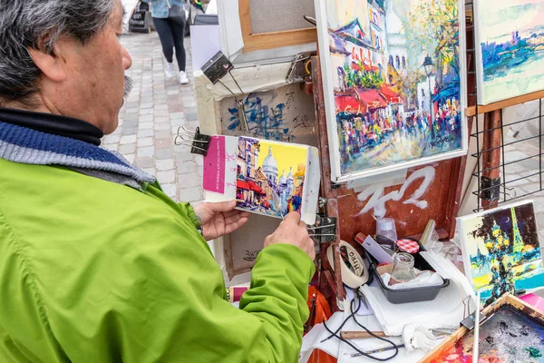 Paris, France - March 15, 2018: A street artist in Montmartre pa — Stock Photo, Image