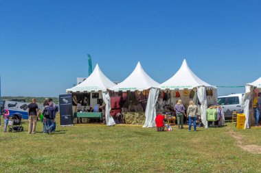 Sevilla, İspanya - 27 Nisan 2019: Uluslararası Kuş Fuarı Dehe