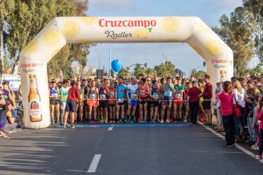 Huelva, İspanya - 5 Mayıs 2019: Huelva'nın başında koşucular