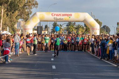 Huelva, İspanya - 5 Mayıs 2019: Huelva'nın başında koşucular