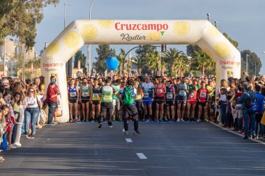 Huelva, İspanya - 5 Mayıs 2019: Huelva'nın başında koşucular