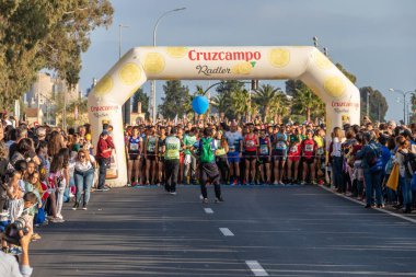 Huelva, İspanya - 5 Mayıs 2019: Huelva'nın başında koşucular