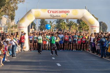 Huelva, İspanya - 5 Mayıs 2019: Huelva'nın başında koşucular