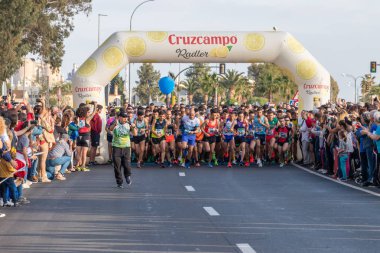 Huelva, İspanya - 5 Mayıs 2019: Huelva'nın başında koşucular