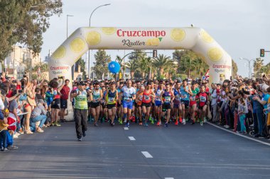 Huelva, İspanya - 5 Mayıs 2019: Huelva'nın başında koşucular