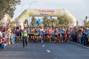 Huelva, İspanya - 5 Mayıs 2019: Huelva'nın başında koşucular