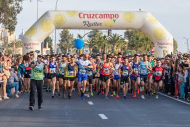 Huelva, İspanya - 5 Mayıs 2019: Huelva'nın başında koşucular