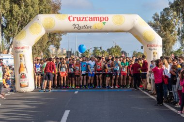 Huelva, İspanya - 5 Mayıs 2019: Huelva'nın başında koşucular