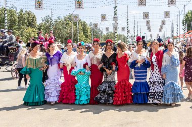 Sevilla, İspanya - 5 Mayıs 2019: Genç ve güzel kadınlar