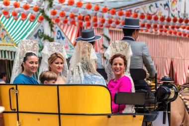 Sevilla, İspanya - 5 Mayıs 2019: Genç ve güzel kadınlar hor