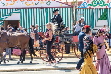 Sevilla, İspanya - 5 Mayıs 2019: Genç ve güzel kadınlar