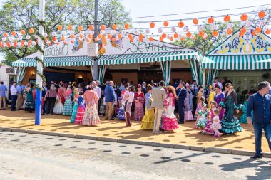 Sevilla, İspanya - 5 Mayıs 2019: Genç ve güzel kadınlar