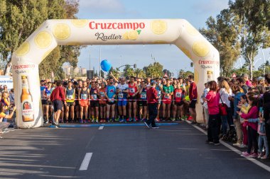 Huelva, İspanya - 4 Mayıs 2019: Huelva'nın başında koşucular