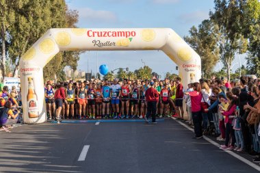 Huelva, İspanya - 4 Mayıs 2019: Huelva'nın başında koşucular