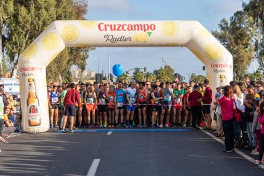 Huelva, İspanya - 4 Mayıs 2019: Huelva'nın başında koşucular