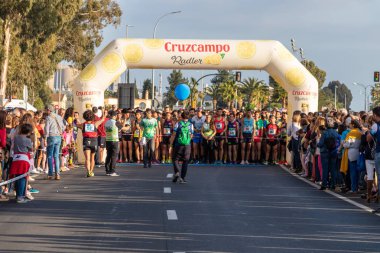 Huelva, İspanya - 4 Mayıs 2019: Huelva'nın başında koşucular