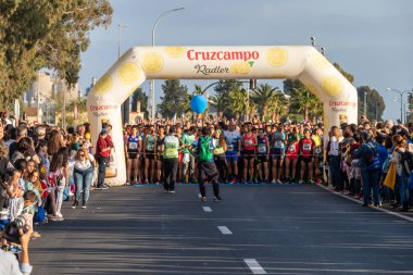 Huelva, İspanya - 4 Mayıs 2019: Huelva'nın başında koşucular