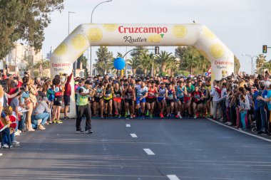 Huelva, İspanya - 4 Mayıs 2019: Huelva'nın başında koşucular