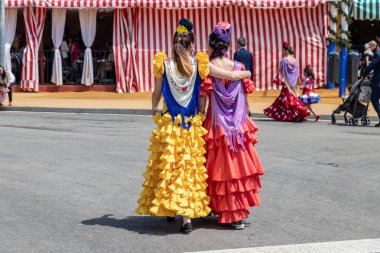 Sevilla, İspanya - 5 Mayıs 2019: Genç ve güzel kadınlar