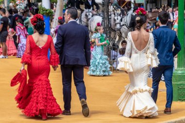 Sevilla, İspanya - 5 Mayıs 2019: Genç ve güzel kadınlar