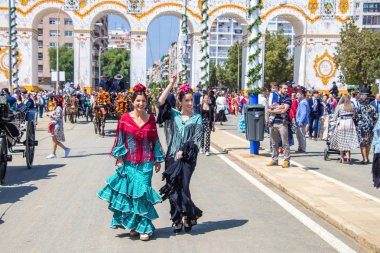 Sevilla, İspanya - 5 Mayıs 2019: Genç ve güzel kadınlar