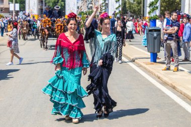 Sevilla, İspanya - 5 Mayıs 2019: Genç ve güzel kadınlar