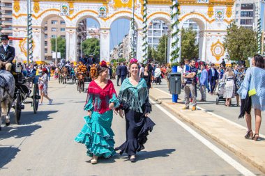 Sevilla, İspanya - 5 Mayıs 2019: Genç ve güzel kadınlar