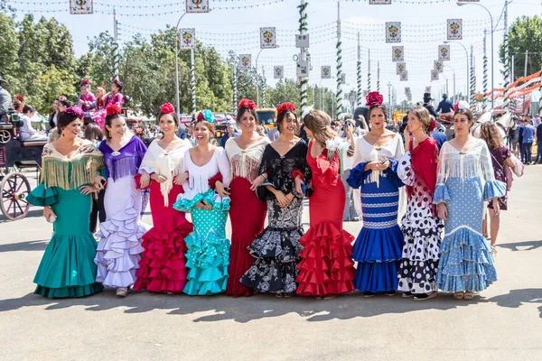 Sevilla, İspanya - 5 Mayıs 2019: Genç ve güzel kadınlar