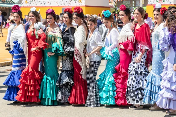 Sevilla, España - 5 de mayo de 2019: Mujeres jóvenes y hermosas durante el t — Foto de Stock