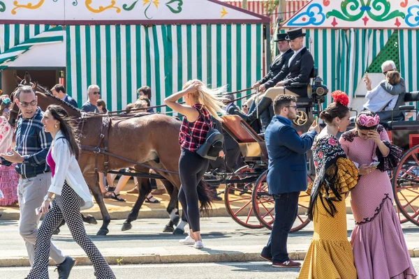 Sevilla, İspanya - 5 Mayıs 2019: Genç ve güzel kadınlar
