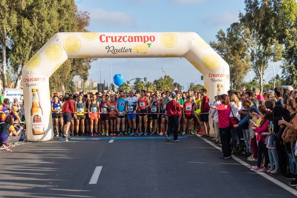 Huelva, İspanya - 4 Mayıs 2019: Huelva'nın başında koşucular