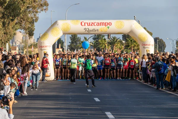 Huelva, İspanya - 4 Mayıs 2019: Huelva'nın başında koşucular