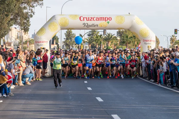 Huelva, İspanya - 4 Mayıs 2019: Huelva'nın başında koşucular