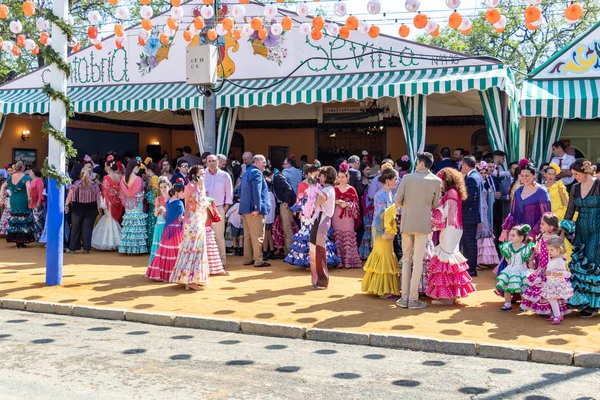 Sevilla, İspanya - 5 Mayıs 2019: Genç ve güzel kadınlar