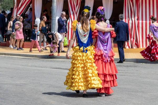 Sevilla, İspanya - 5 Mayıs 2019: Genç ve güzel kadınlar