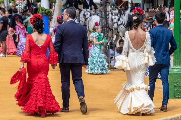 Sevilla, İspanya - 5 Mayıs 2019: Genç ve güzel kadınlar