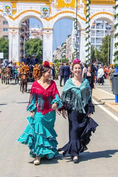 Sewilla, Hiszpania-5 maja 2019: młode i piękne kobiety podczas t — Zdjęcie stockowe