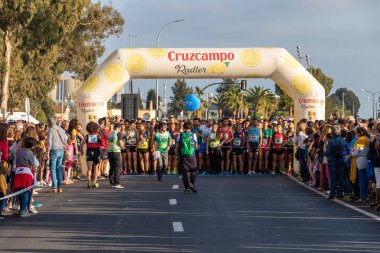 Huelva, İspanya - 4 Mayıs 2019: Huelva'nın başında koşucular