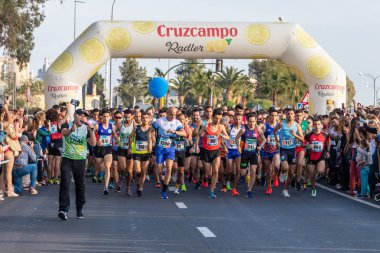 Huelva, İspanya - 4 Mayıs 2019: Huelva'nın başında koşucular
