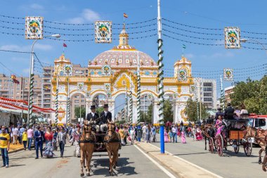 Sevilla, İspanya - 5 Mayıs 2019: At arabasıyla çekilen erkekler