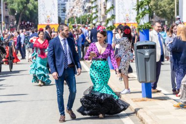 Sevilla, İspanya - 5 Mayıs 2019: Nisan Fuarı'na katılanlar 