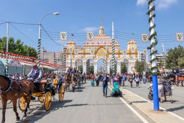 Sevilla, İspanya - 5 Mayıs 2019: Nisan Fuarı'na katılanlar 