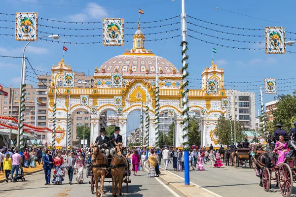 Sevilla, İspanya - 5 Mayıs 2019: At arabasıyla çekilen erkekler