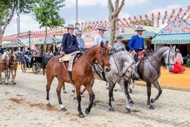 Seville, İspanya - 5 Mayıs 2019: Ata binen güzel kadınlar ve 