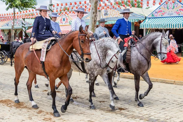 Sevilha, Espanha - 5 de maio de 2019: belas mulheres montando cavalos e — Fotografia de Stock