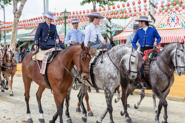 Sevilha, Espanha - 5 de maio de 2019: belas mulheres montando cavalos e — Fotografia de Stock
