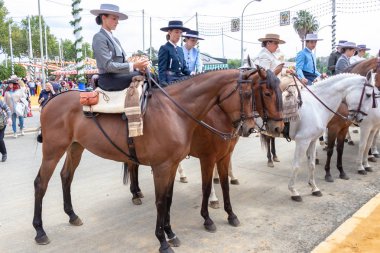 Seville, İspanya - 5 Mayıs 2019: Ata binen güzel kadınlar ve 