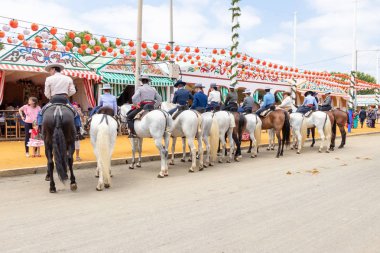 Sevilla, İspanya - 5 Mayıs 2019: Ata binen ve kutlama yapan insanlar
