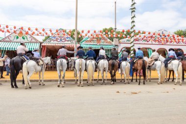 Sevilla, İspanya - 5 Mayıs 2019: Ata binen ve kutlama yapan insanlar